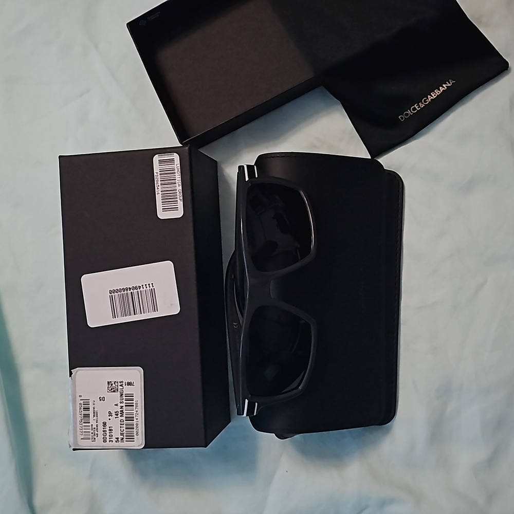 Dolce & Gabbana unisex, Polarized Sunglasses, Black/white frames Black lens.